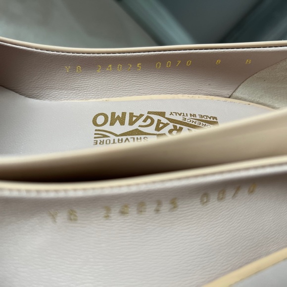 Authentic Salvatore Ferragamo Vara Bow Pump Shoe Size 8 - Picture 9 of 10